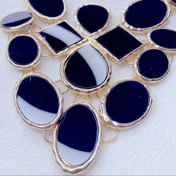 Exaggerate Gold Plated Black Oval Shaped Resin Chandelier Necklace - Picture 5 of 8